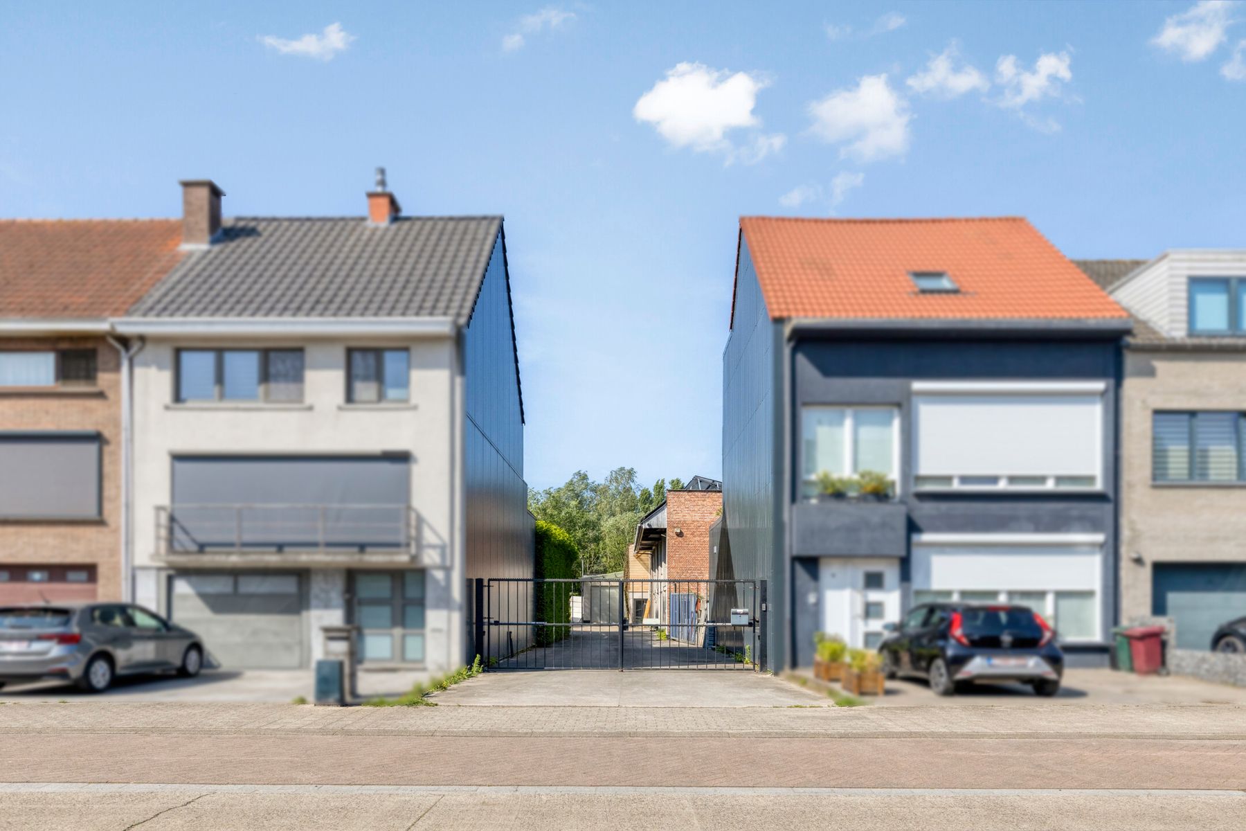 Magazijn met burelen, buitenruimte en bouwopties voorzijde. foto {{pictureIndex}}