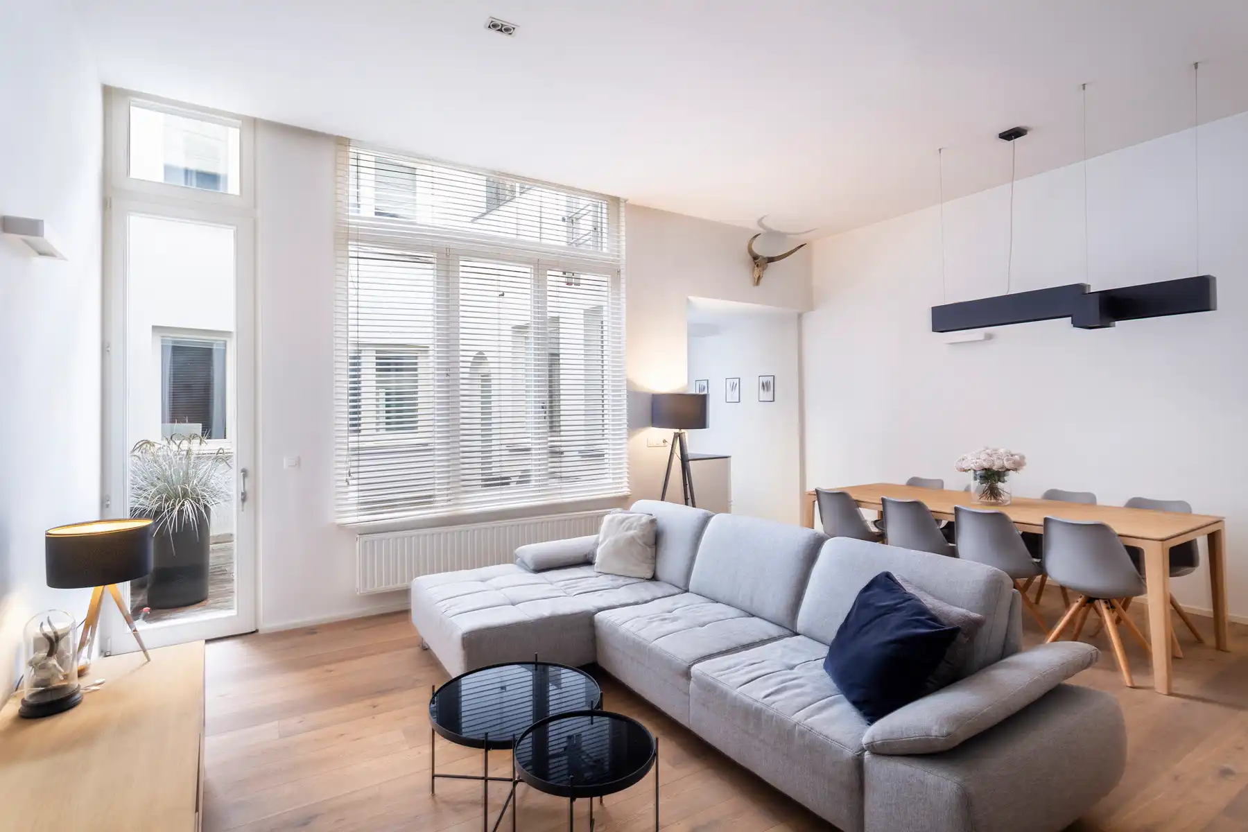 Gelijkvloers appartement met terras nabij historisch centrum foto {{pictureIndex}}