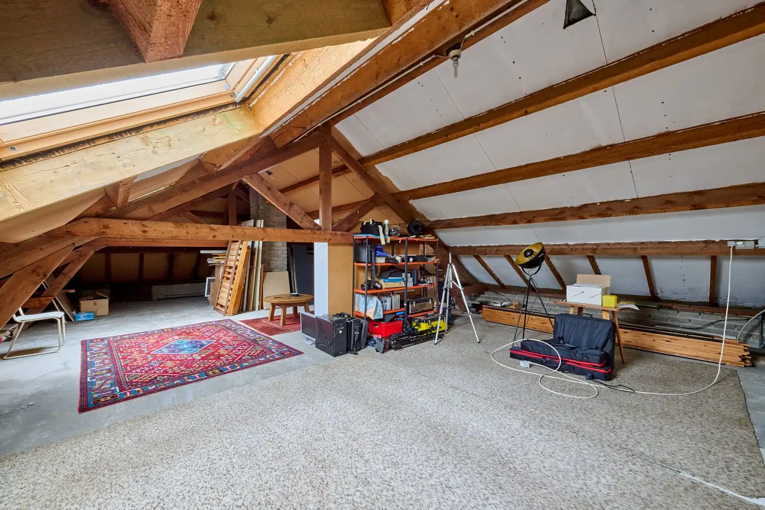 Gezellige en goed onderhouden bungalow met praktische bovenverdieping op fraai aangelegd perceel foto 14