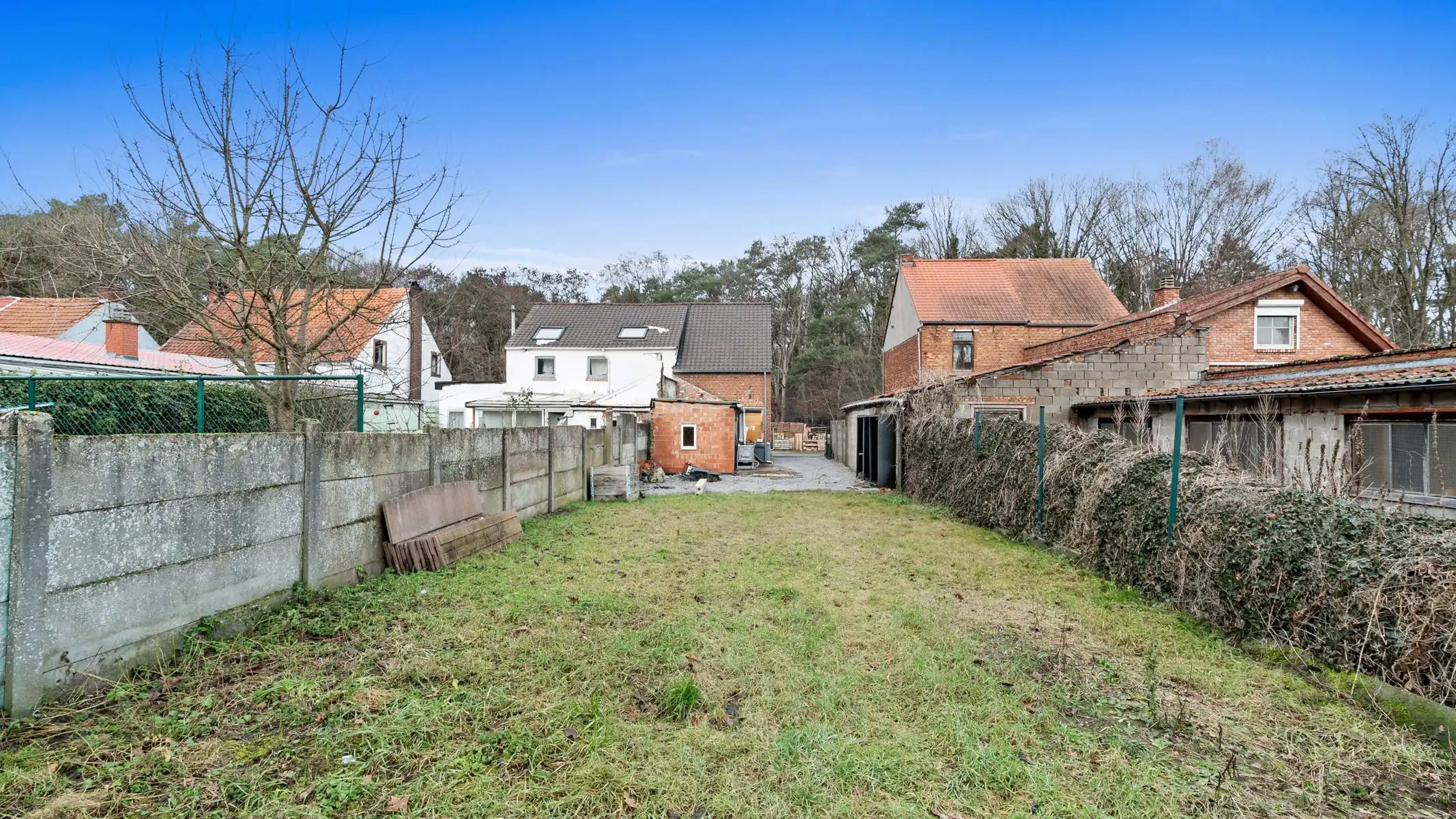 Deels te renoveren starterswoning met diepe tuin in groene, rustige omgeving foto 4