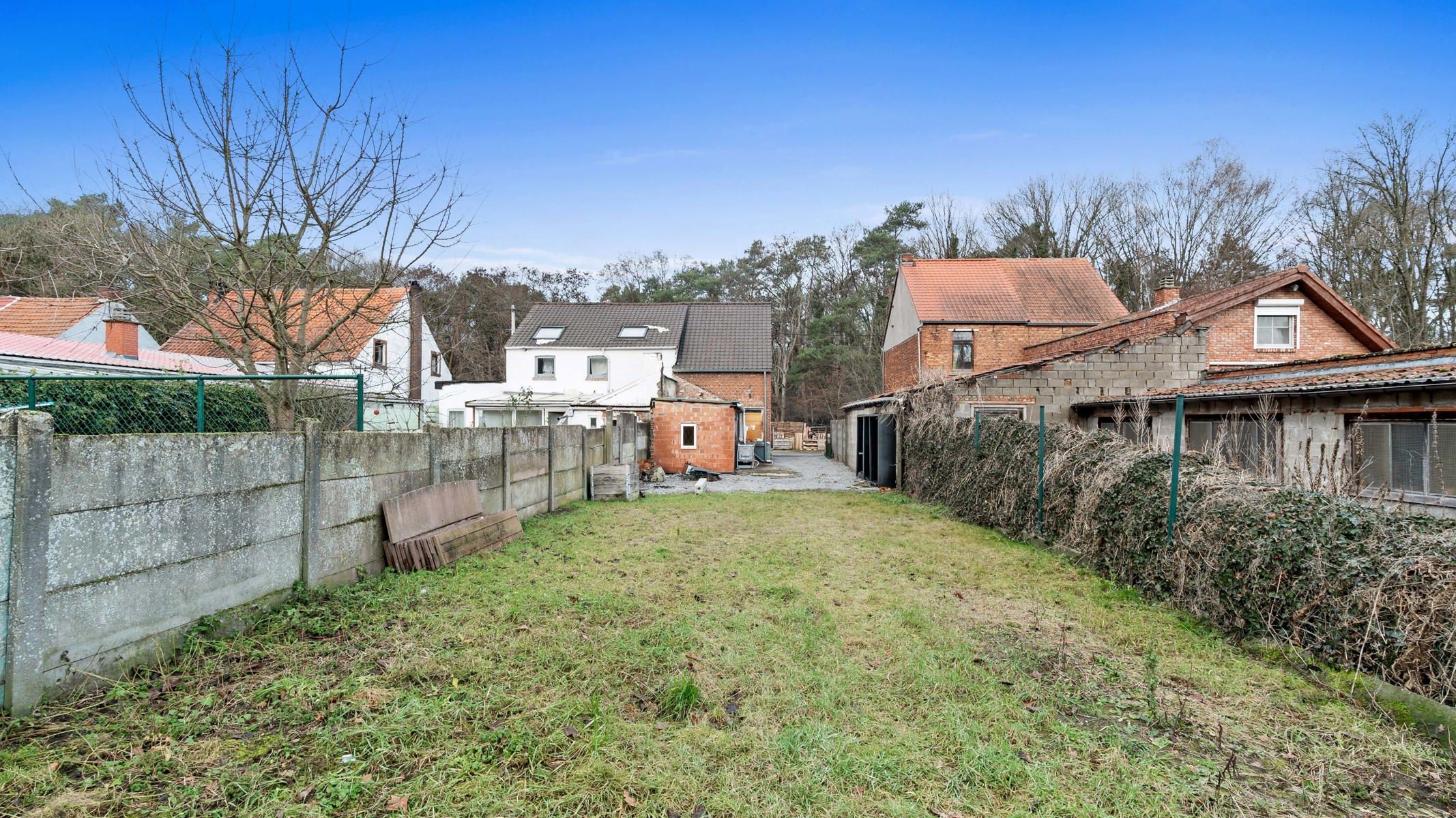 Deels te renoveren starterswoning met diepe tuin in groene, rustige omgeving foto 4