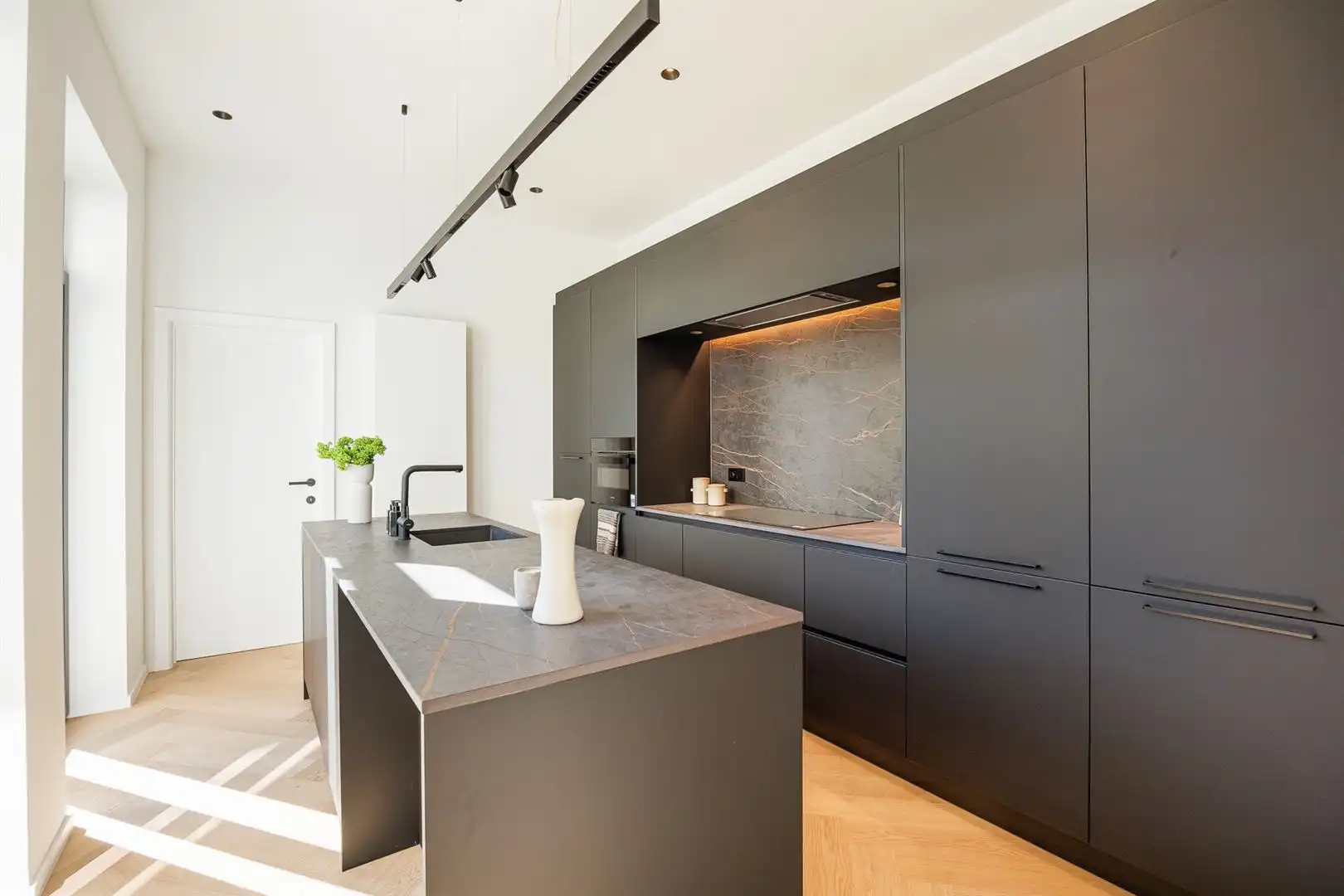 Gerenoveerd appartement met luxe-afwerking en topterras foto 9