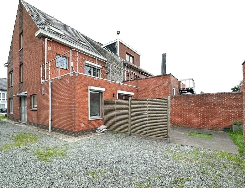 Appartementsgebouw met twee wooneenheden, garages en tuin foto 28