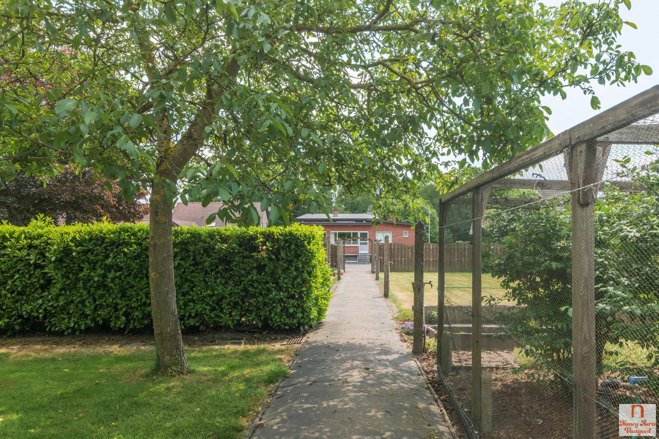 Vrijstaande, goed onderhouden woning op 20 are grond foto 26