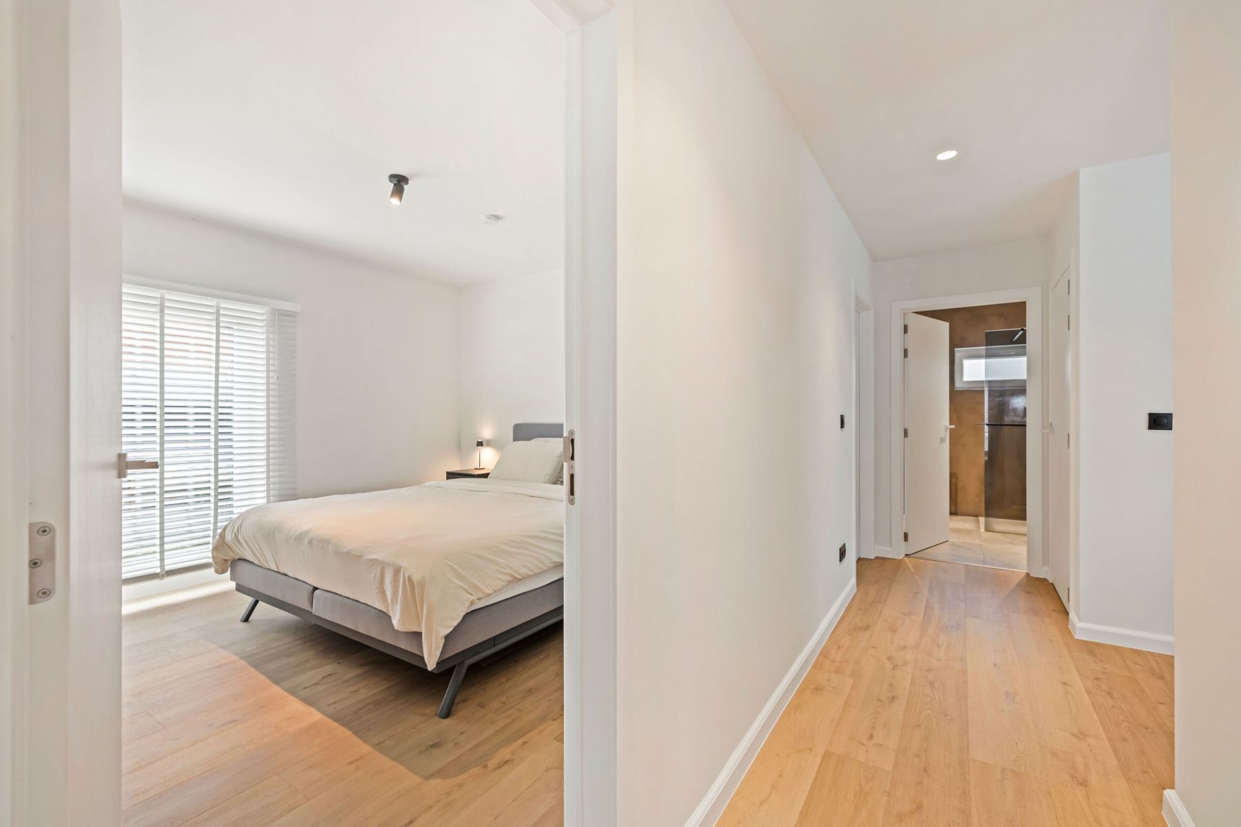 Volledig gerenoveerde bungalow instapklaar foto 18