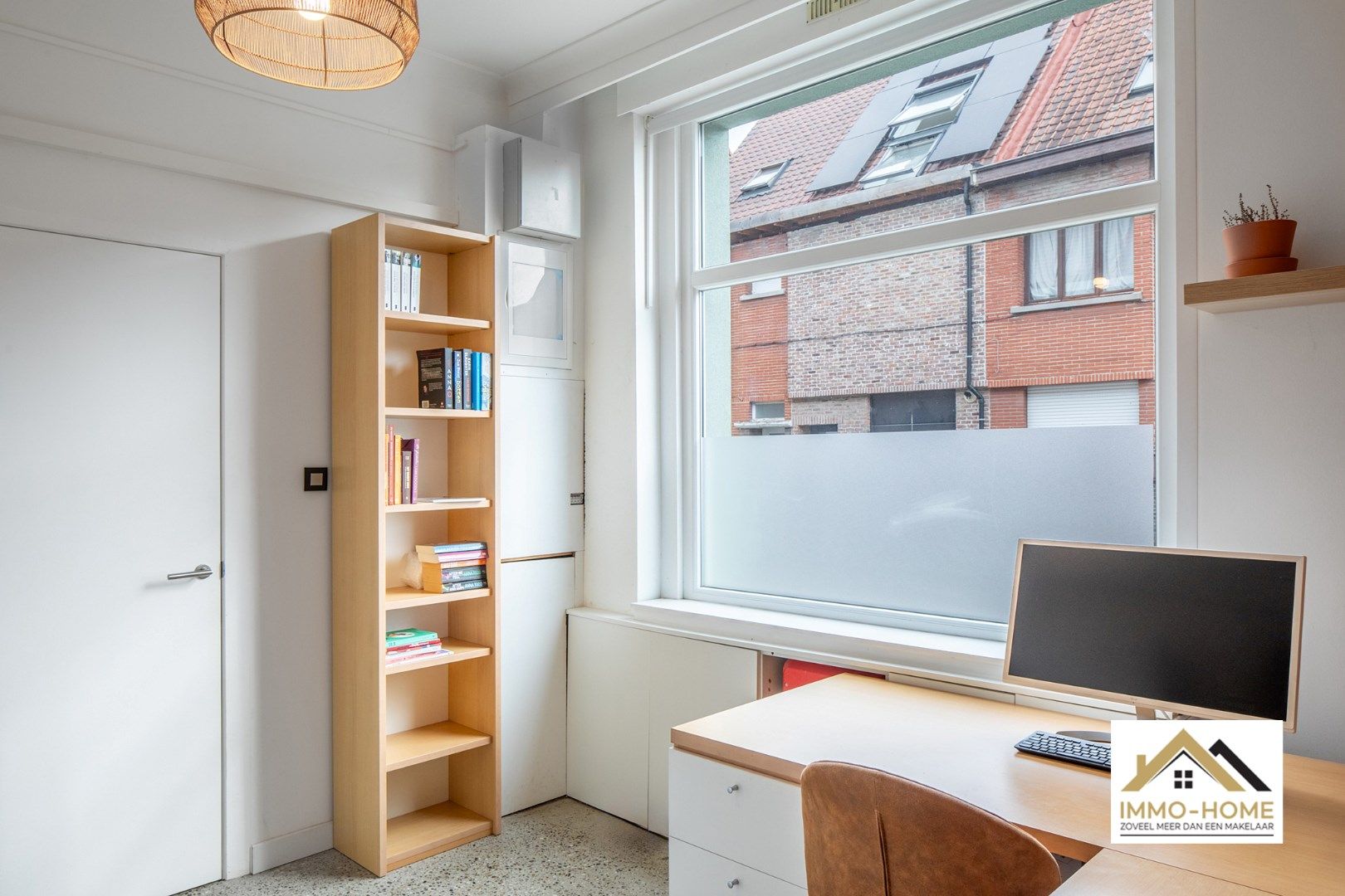 Knappe gerenoveerde woning met buitenlounge foto 13