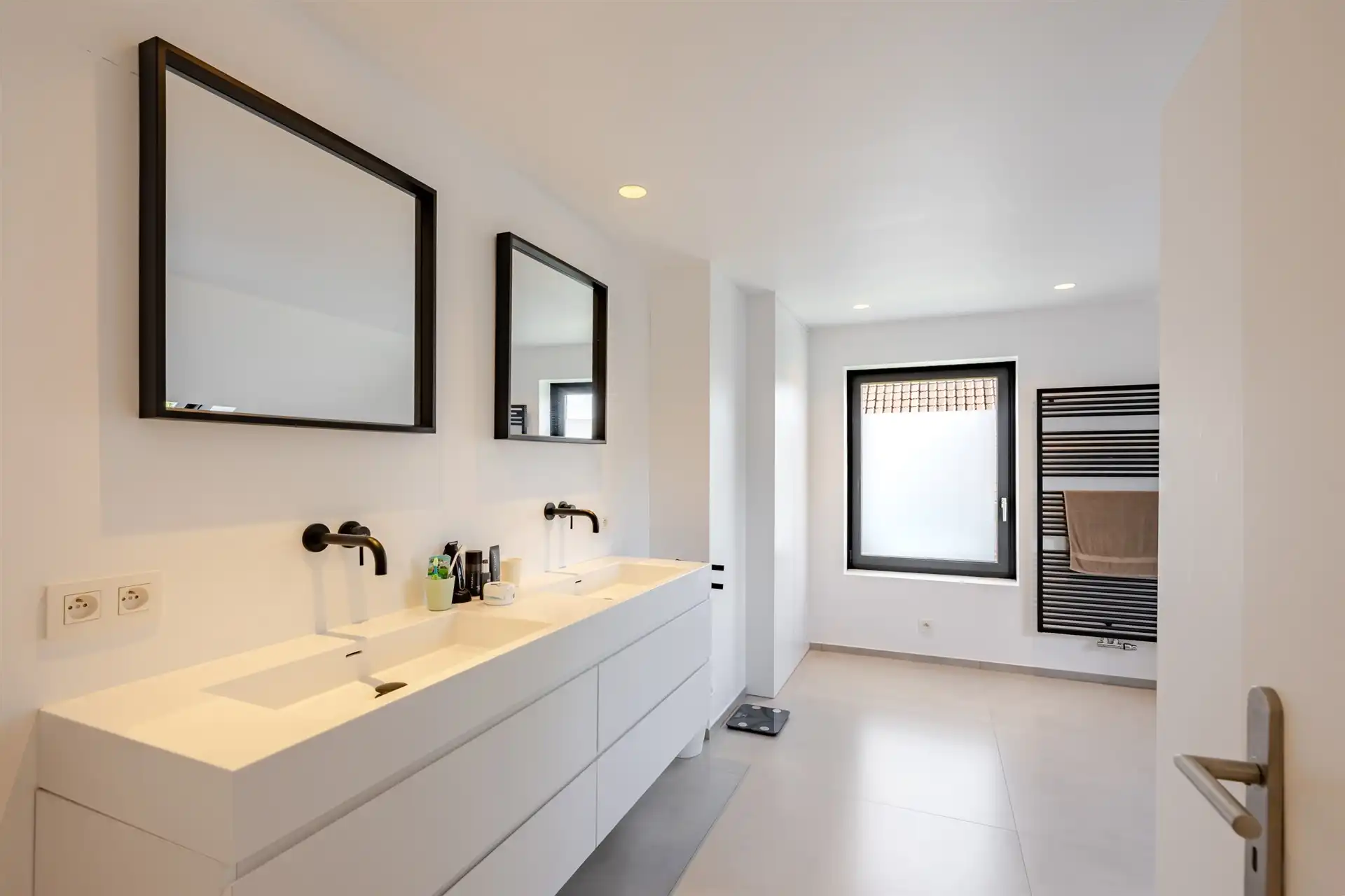 Riante woning met 4 slaapkamers , tuin en praktijk foto 39