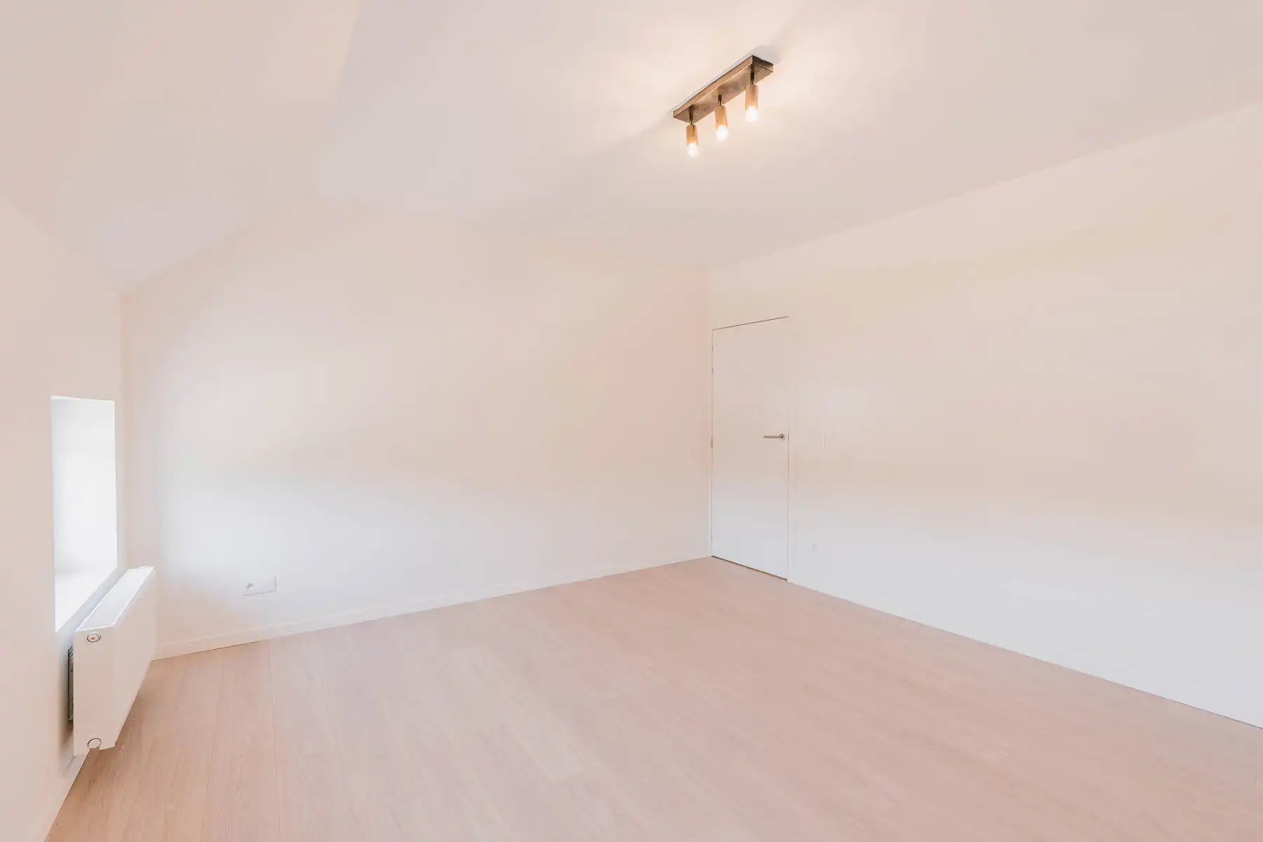 Recent gerenoveerde woning met grote loods foto 14