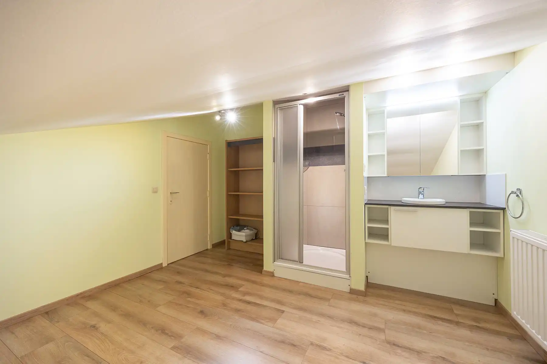 INSTAPKLARE, RIANTE GEZINSWONING MET 5 SLAAPKAMERS,  RUIMTE VOOR VRIJ BEROEP, INPANDIGE GARAGE IN KELDER EN GUNSTIG EPC OP PERCEEL VAN 11A30CA TE OUDSBERGEN foto 18