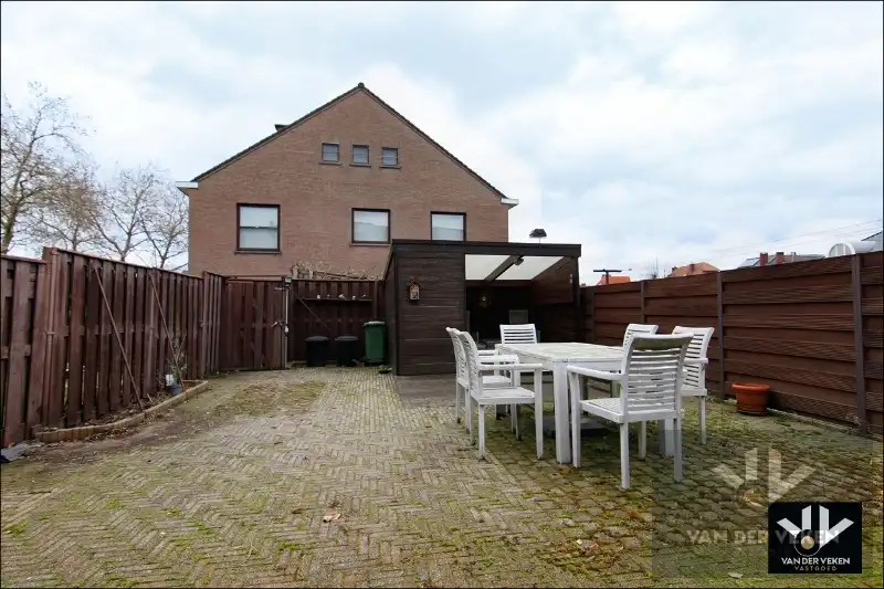 DEGELIJKE GEZINSWONING  MET GARAGE  IN DE SINT-CATHARINAWIJK foto 13