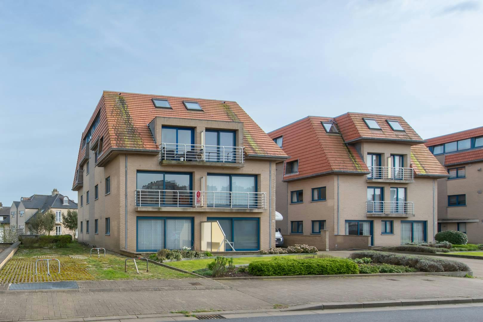 Gesloten garagebox te koop Duinenweg te Middelkerke! foto {{pictureIndex}}