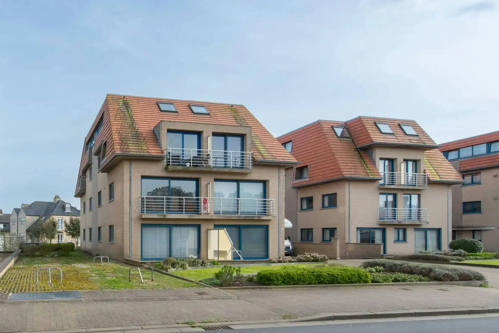 Gesloten garagebox te koop Duinenweg te Middelkerke! foto {{pictureIndex}}