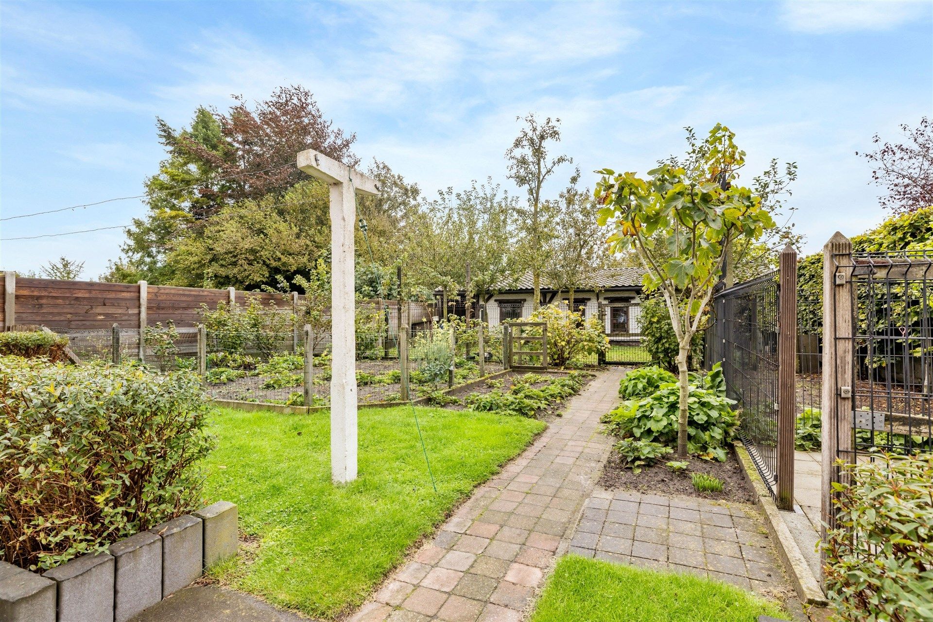 Karaktervolle gezinswoning met mooi aangelegde binnenplaats, dubbele garage en tal van mogelijkheden foto 26