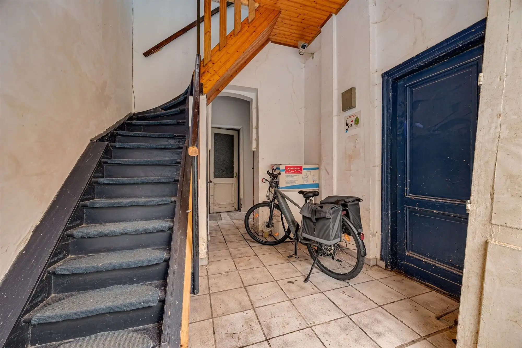Karaktervolle woning met 4-6 slk garage en mogelijkheden foto 2