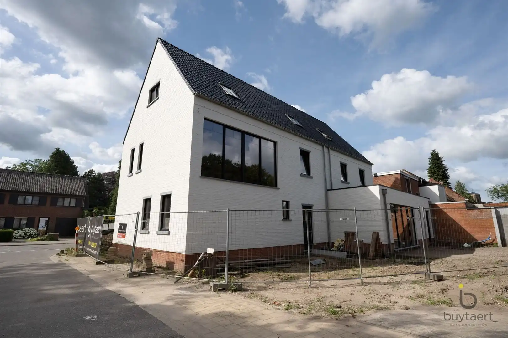Tijdloze halfopen nieuwbouwwoning BEN-woning, bel-étage, ideaal woon-werk of voor zorgwoning. foto 3