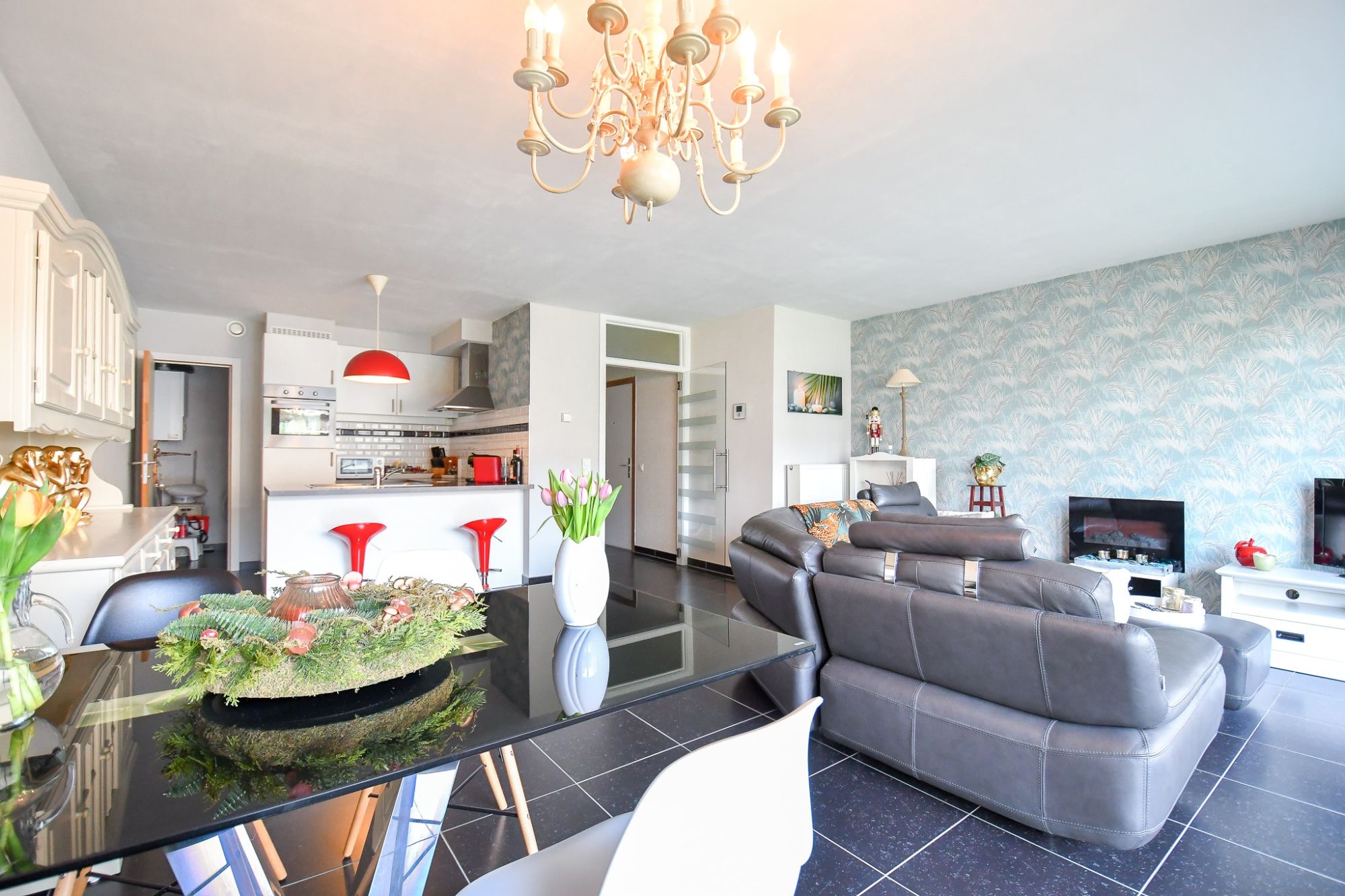 Instapklaar appartement met 2 SLPKS naast het station van Brugge foto 3