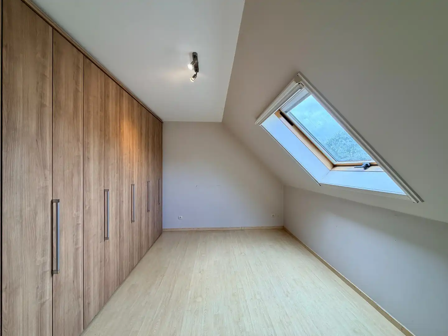 Instapklare woning met 3 slaapkamers, terras, tuin en garage te Brugge! foto 11