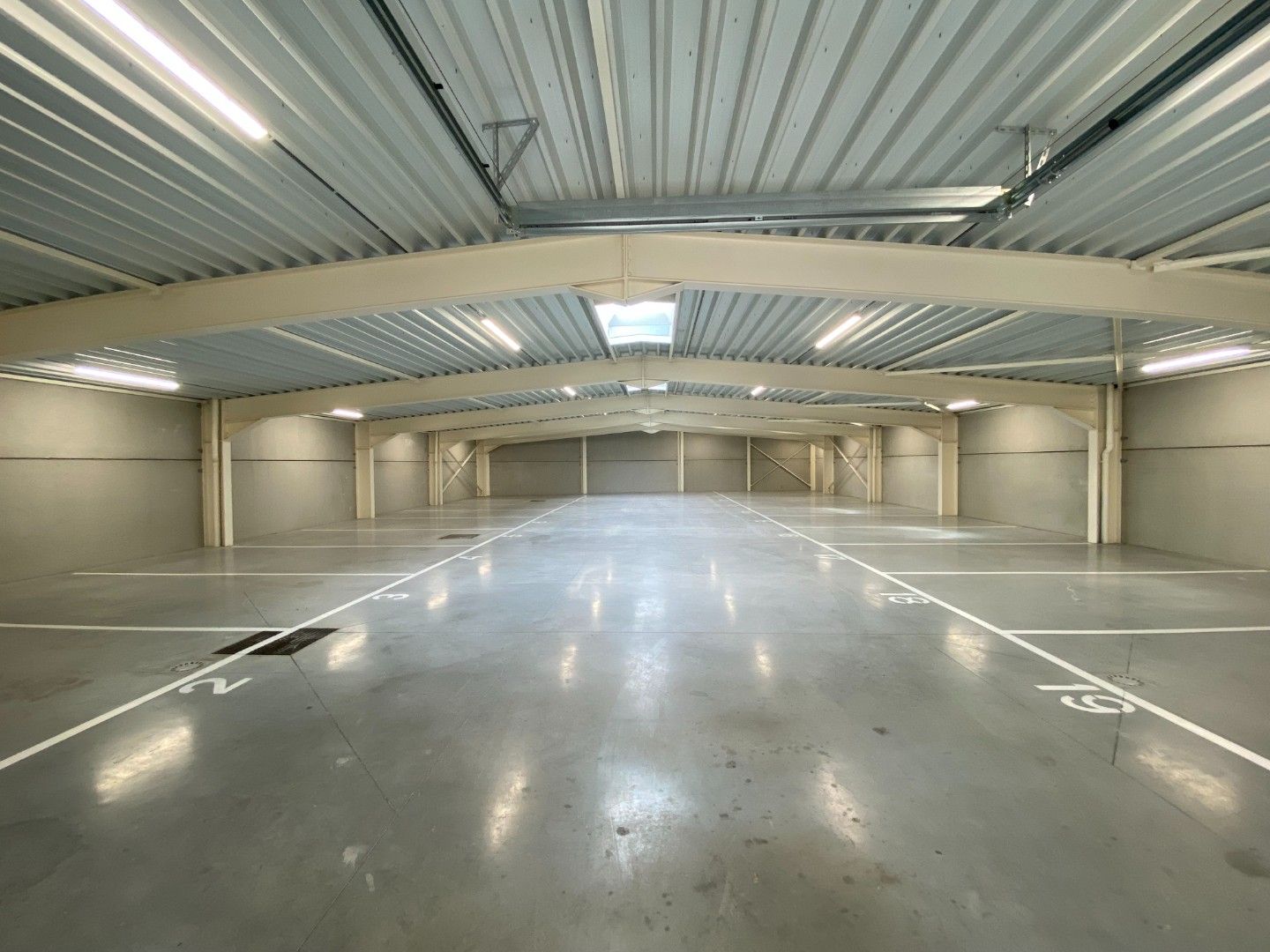 Overdekte autostaanplaats te huur centrum Roeselare foto {{pictureIndex}}