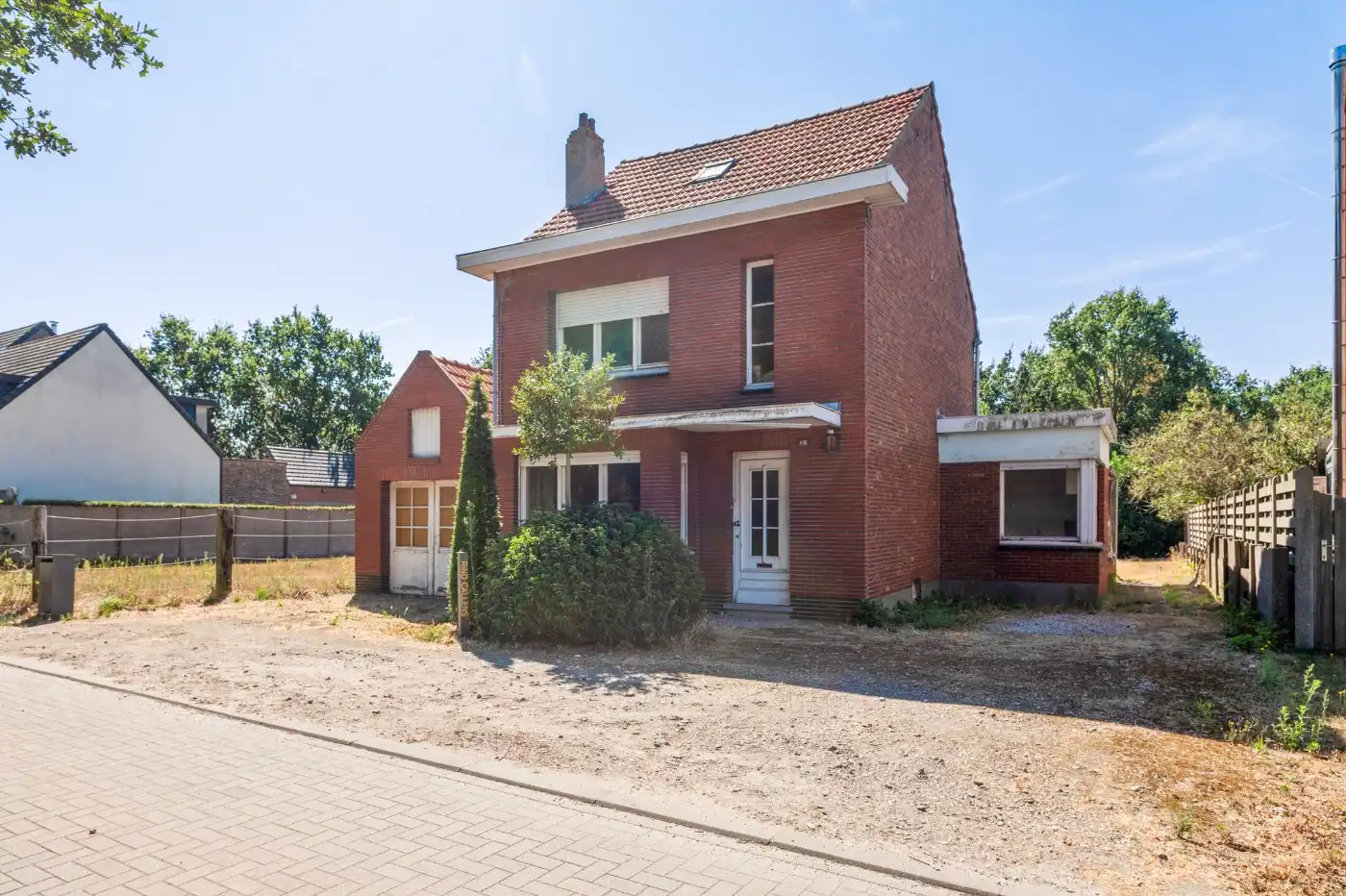 Hoofdfoto van de publicatie: Charmante, te renoveren woning met 2 slpk., garage en tuin