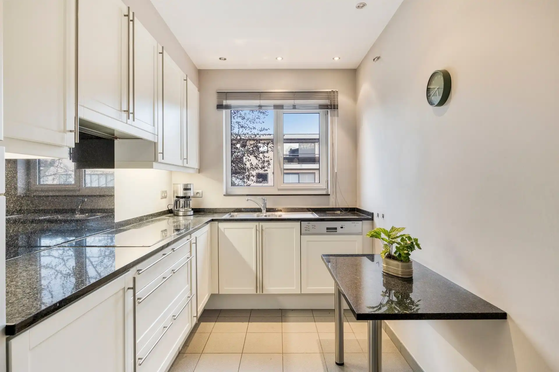 Uitstekend gelegen 3 slaapkamerappartement met 2 autostaanplaatsen (105m²) foto 5