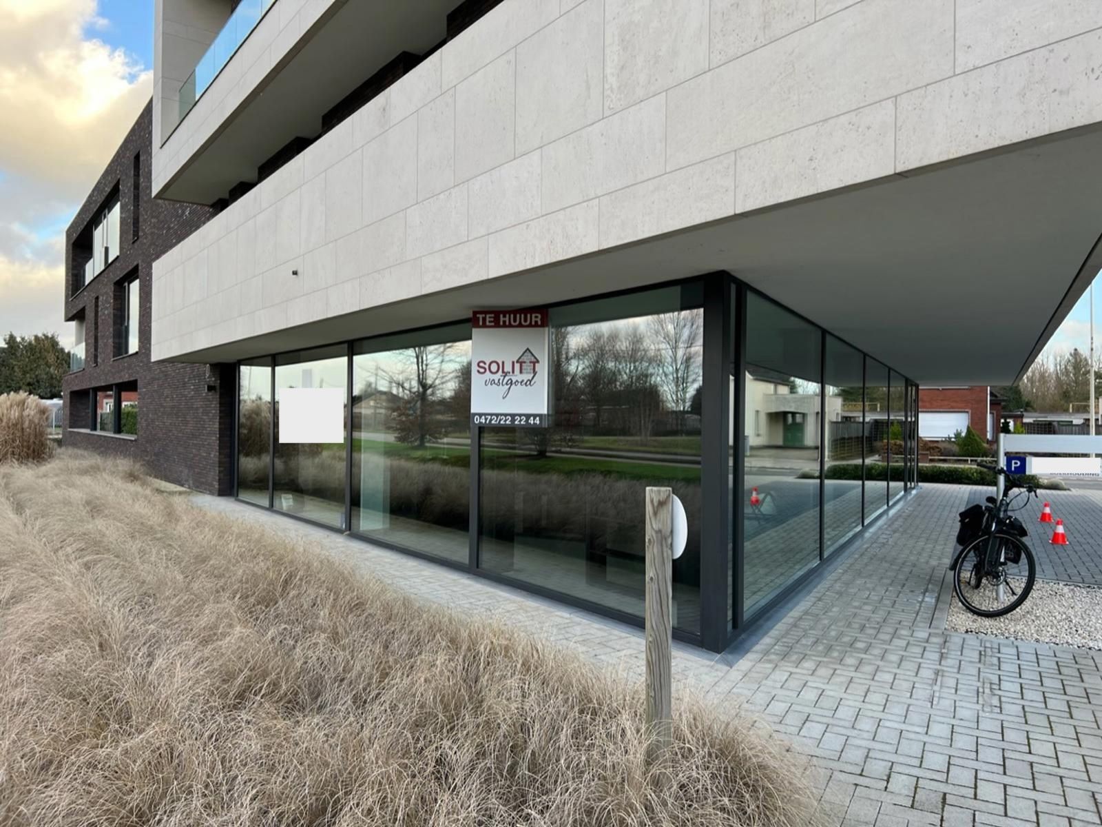 Lichtrijk kantoor / handelspand met parking foto 16