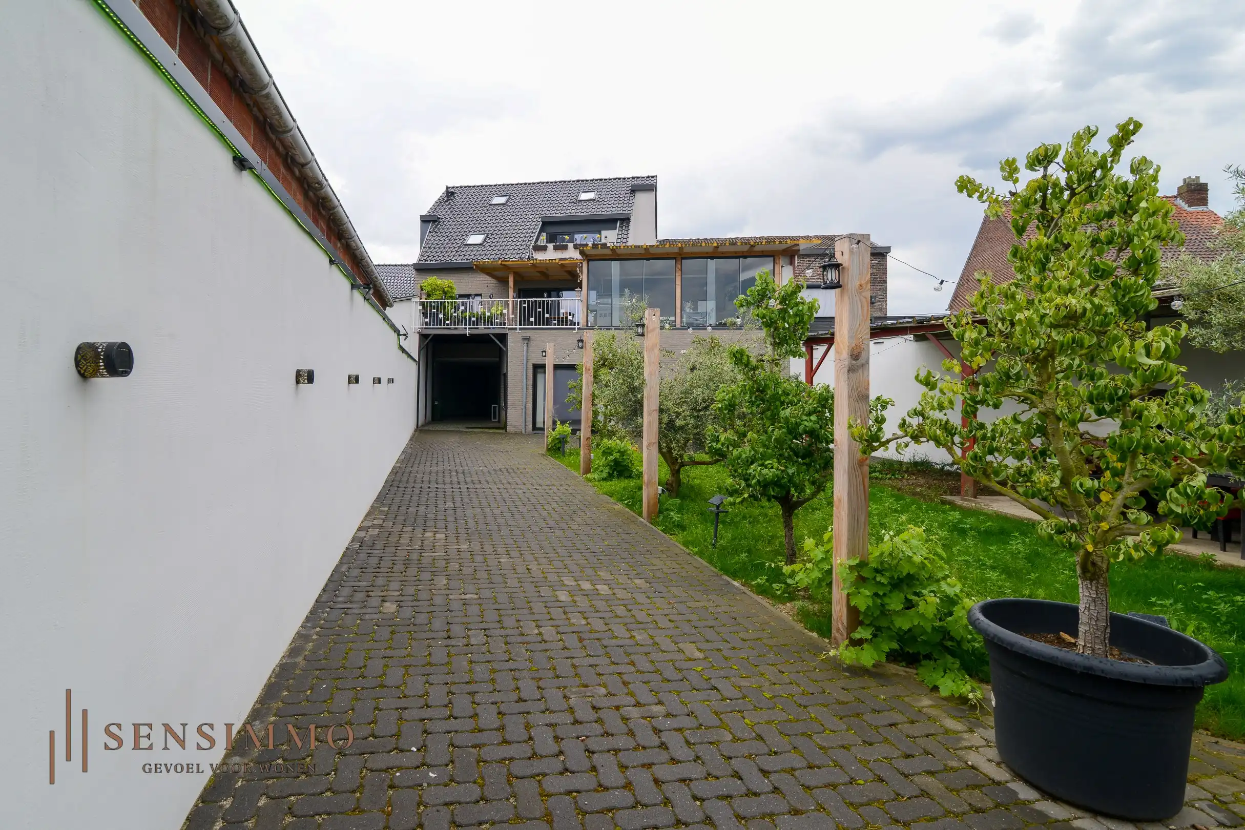 Kwalitatief gerenoveerde residentie met 2 appartementen en privatieve parkeerplaats foto 26