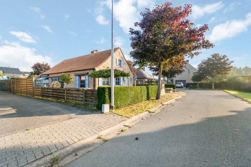 Charmante woning op hoekperceel van 551 ca met veel potentieel foto 17