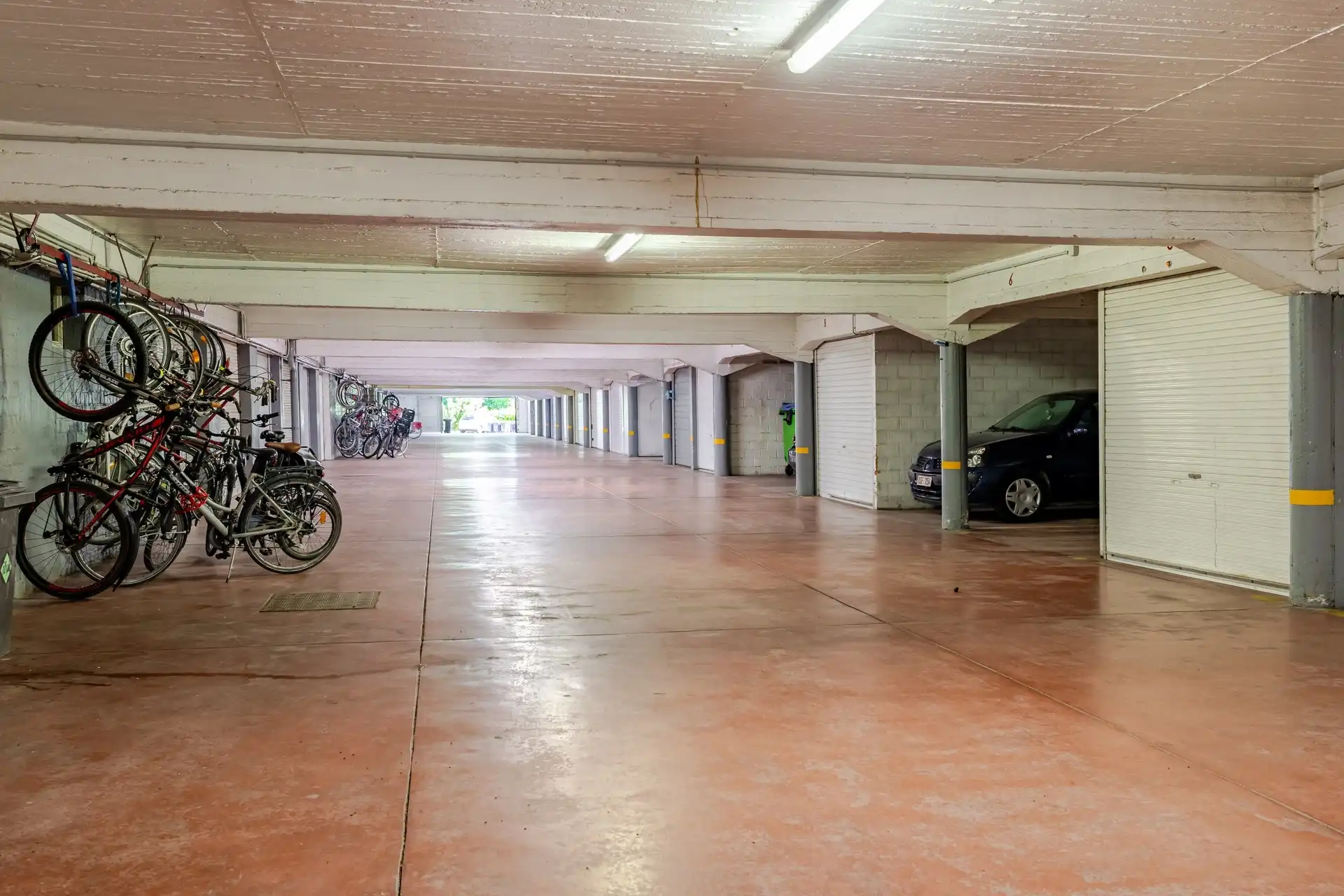 Lichtrijk één slaapkamer appartement foto 12