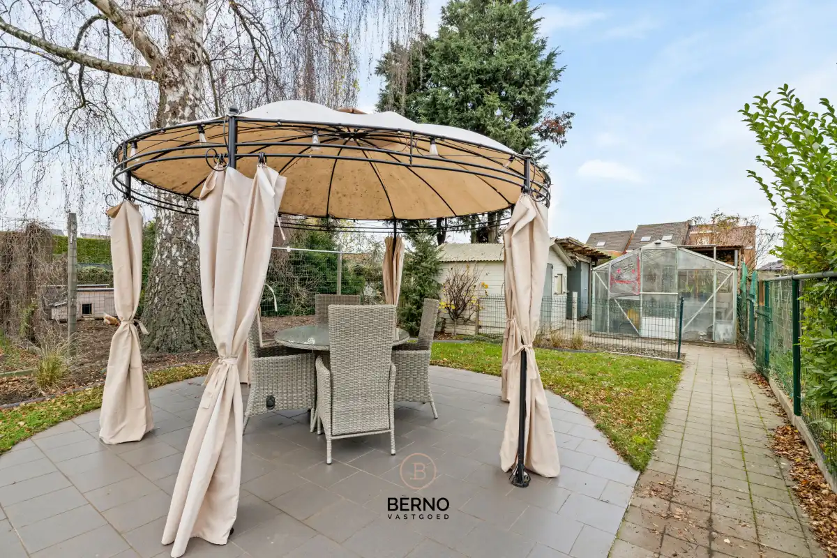 Ruime, gerenoveerde woning met knappe tuin foto 15