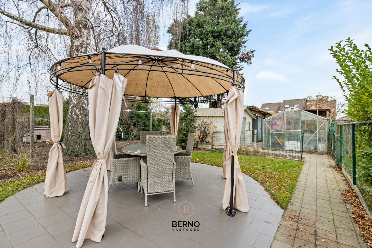 Ruime, gerenoveerde woning met knappe tuin foto 15