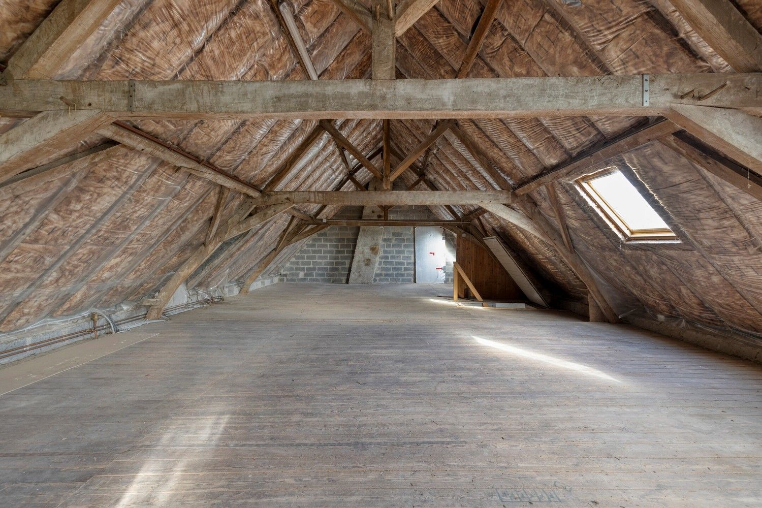 Beveren aan de IJzer: Charmant en historisch hoevetje met woonhuis, diverse stallingen, loods en weide op 3.967m² totale grondopp. foto 14