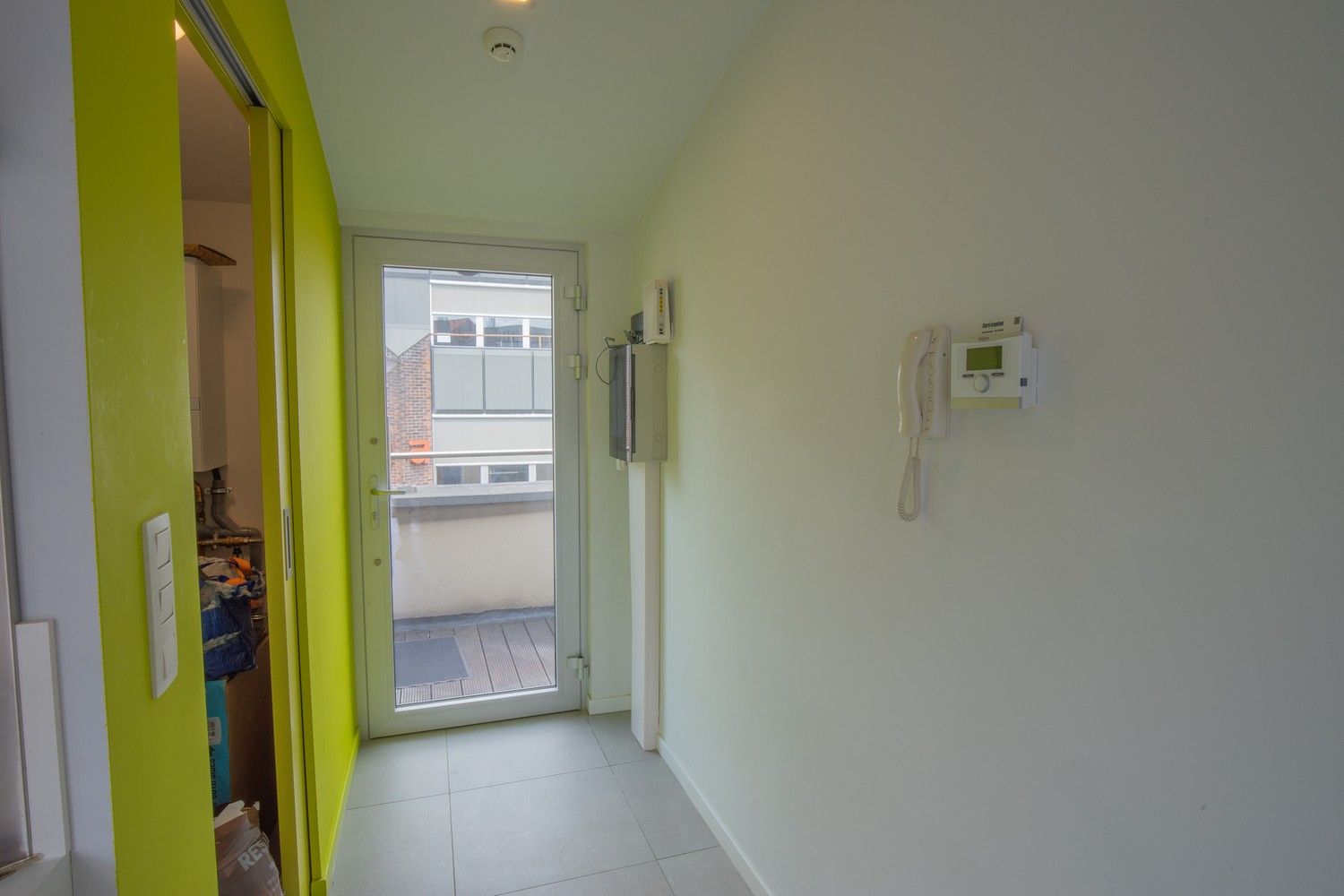 Licht en modern appartement met groot terras vlakbij station foto 12