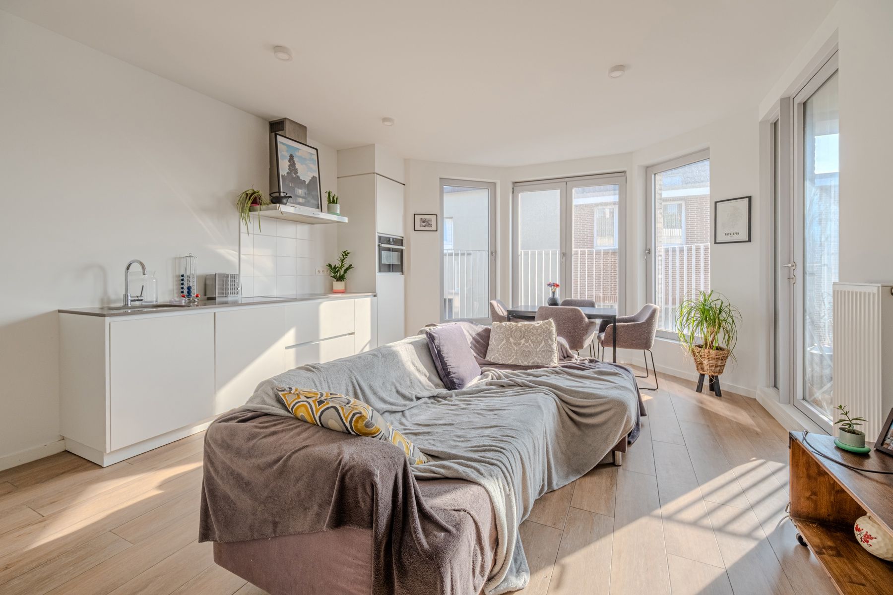 Modern appartement met terras aan Park Spoor Noord foto {{pictureIndex}}
