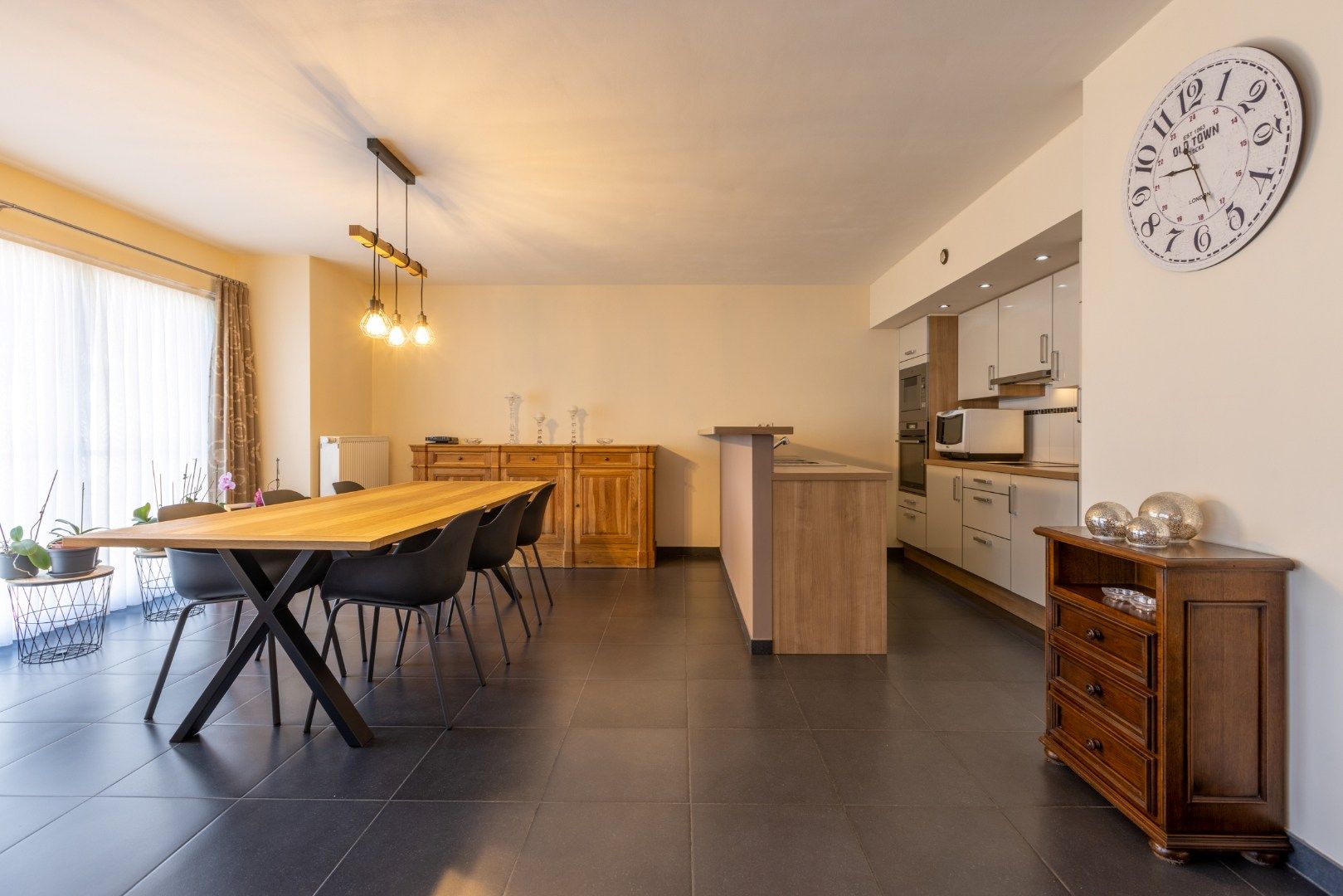 Gezellig, instaplaar app met 2 slk, terras en autostaanplaats foto 2