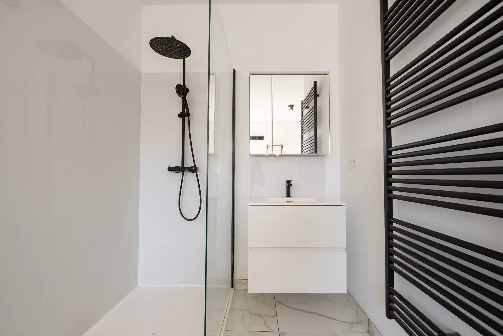 Gemeubeld appartement met autostaanplaats foto 16