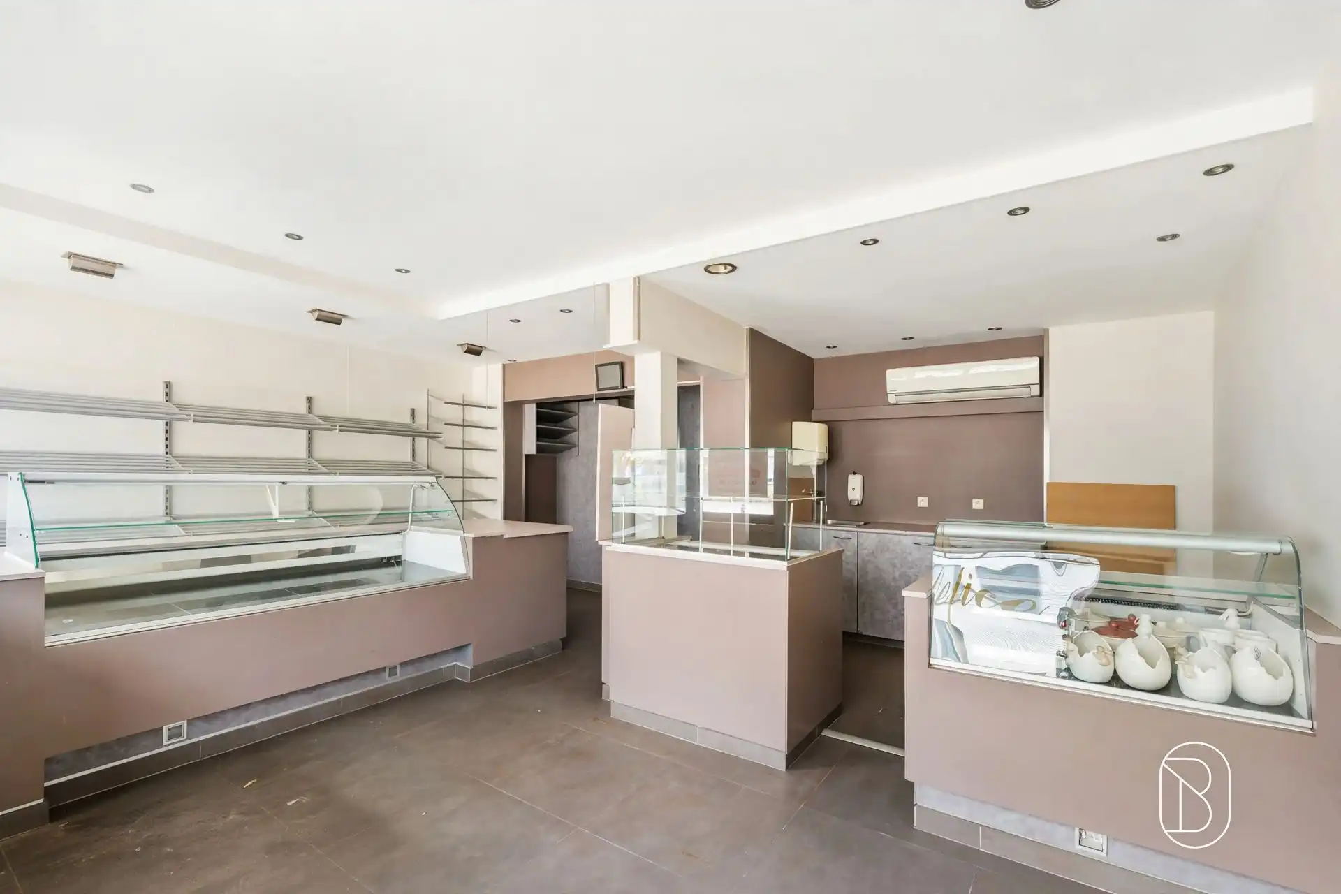Topgelegen handelspand met kwalitatief duplex appartement foto 19