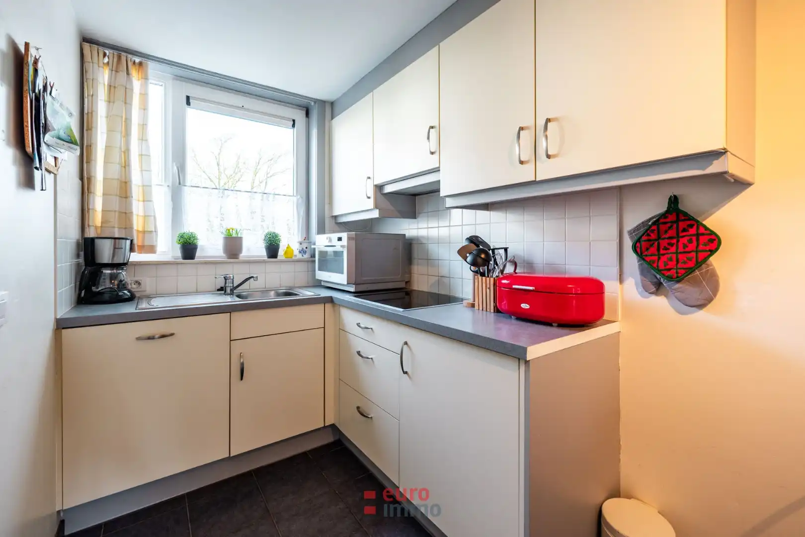 Nabij de havengeul gelegen, zéér gezellige woning met bijhorende parking! foto 5