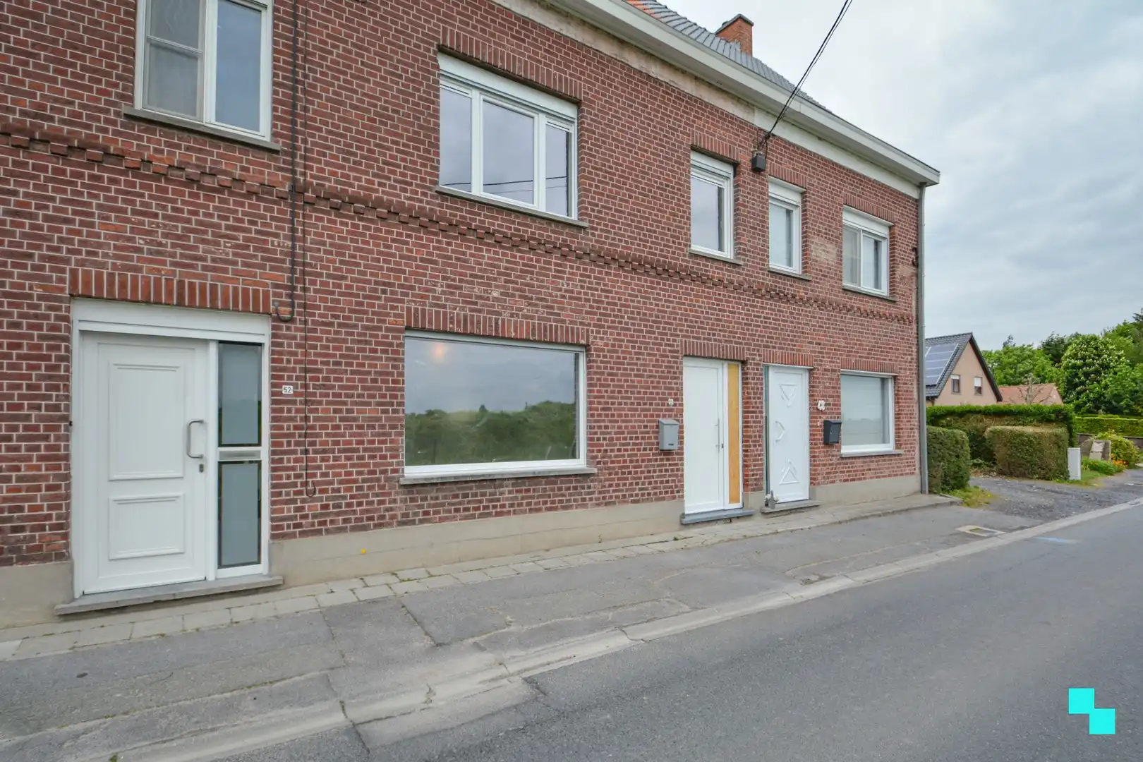 Gerenoveerde woning met twee slaapkamers en ruime garage foto 29