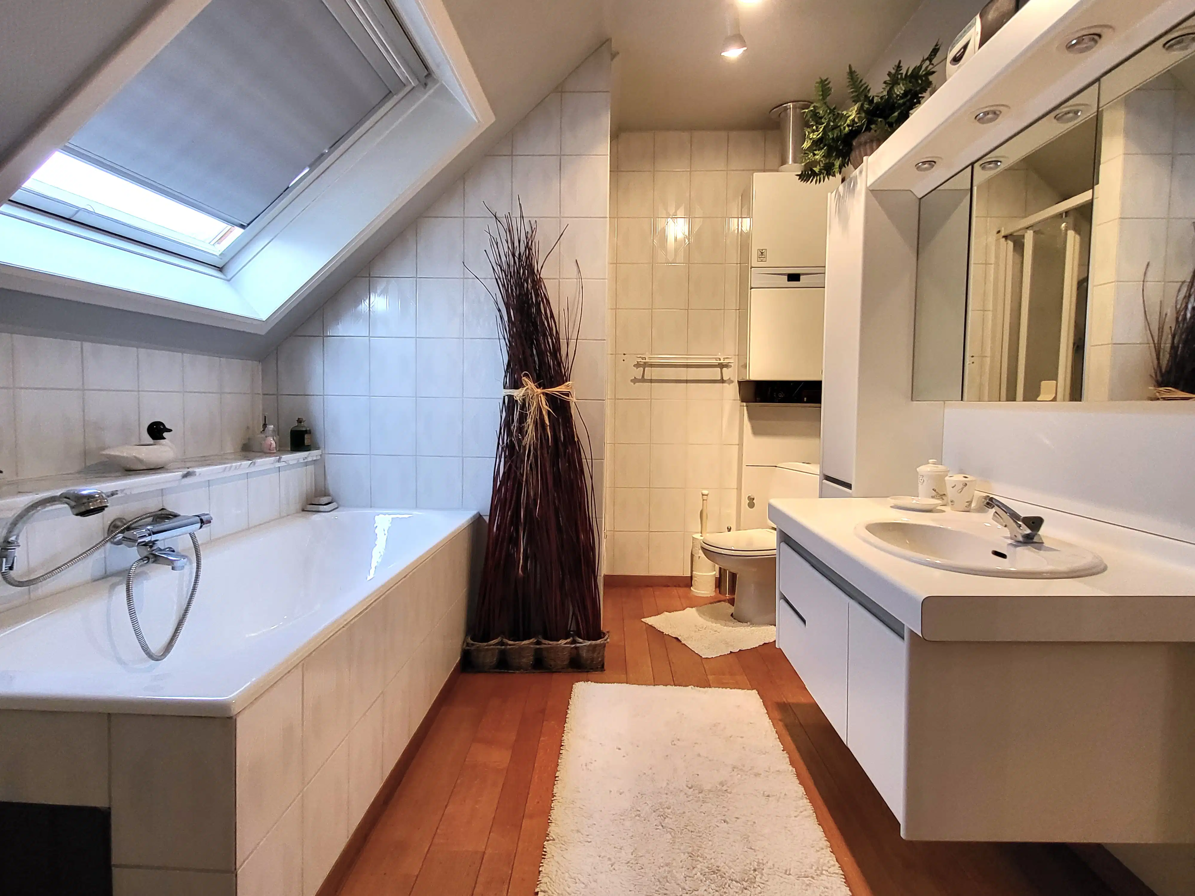 Dit veelzijdige pand met een grondoppervlakte van 240 m² combineert een ruime commerciële gelijkvloerse verdieping met een comfortabel appartement op de eerste verdieping. foto 14