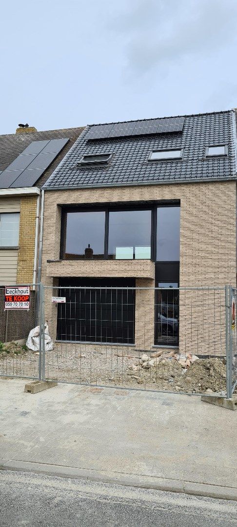 Prachtige nieuwbouwwoning voorzien van alle hedendaagse snufjes foto {{pictureIndex}}