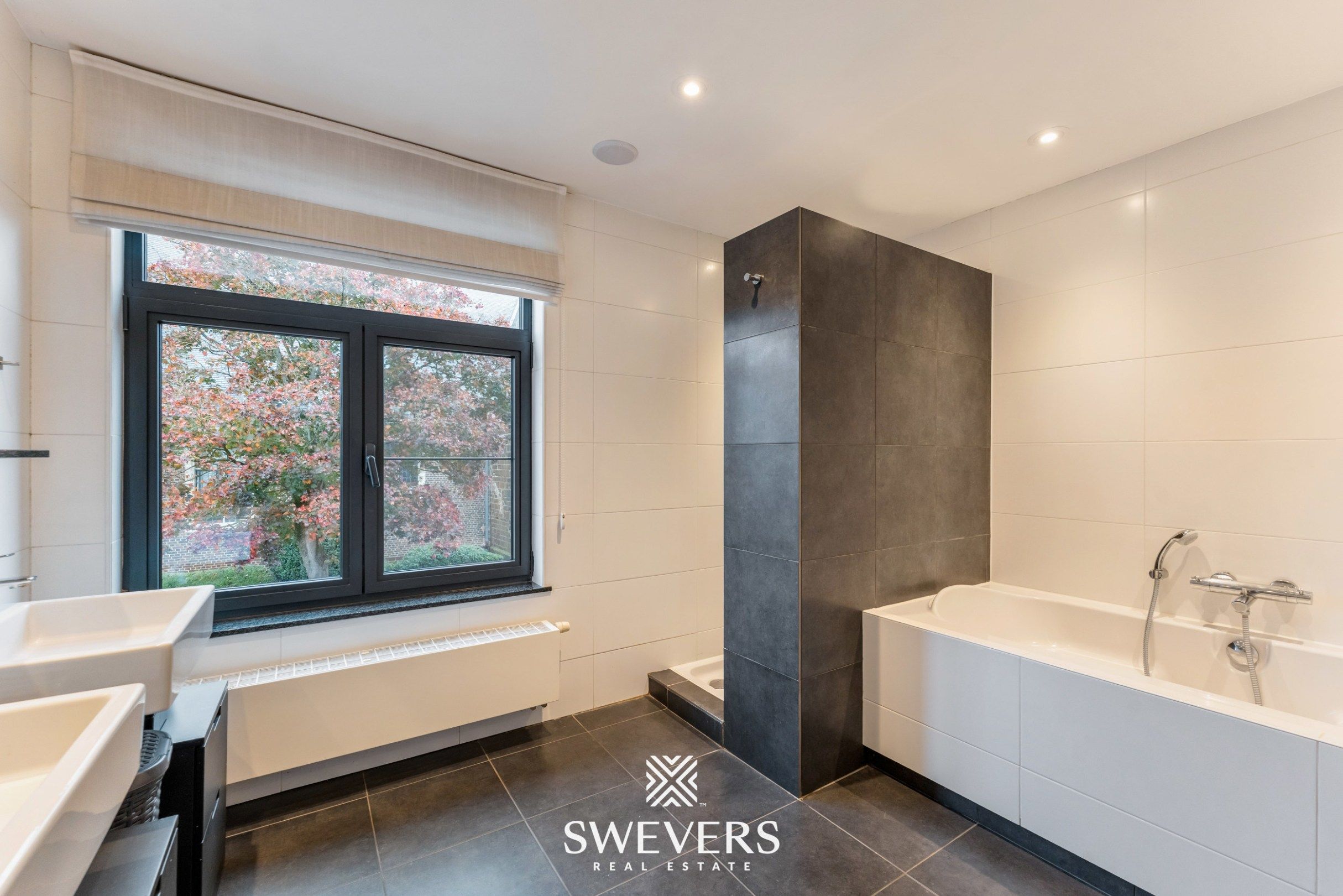 Totaal gerenoveerde karaktervolle woning met zicht op groen foto 21