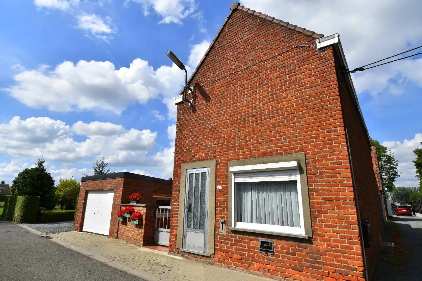 Woning met veel potentieel, garage en charmante tuin te koop in Kuurne foto 2
