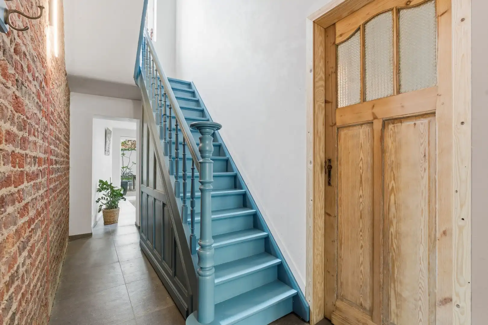 Exclusief gerenoveerde herenwoning met 4 slaapkamers, 2 badkamers en een adembenemende stadstuin. foto 3