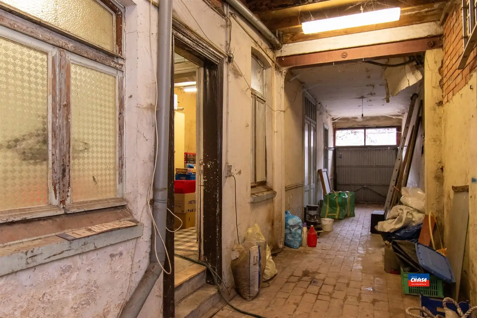 Te renoveren rijwoning met magazijn foto 9