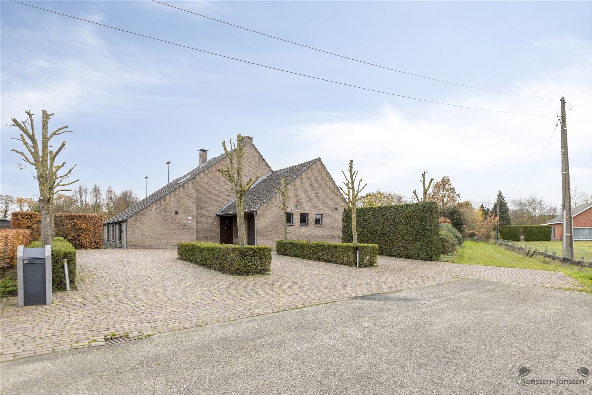 Ruime, goed onderhouden woning met prachtige tuin in Elsum Geel foto {{pictureIndex}}
