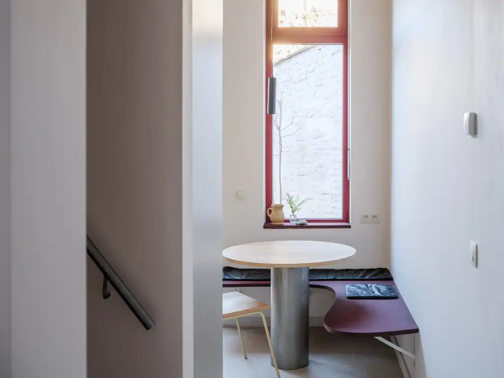 Architecturaal gerenoveerde, compacte woning met stadskoer naar de hand van ‘Hanne & Sam Architecten’ met 2 volwaardige slaapkamers op een boogscheut van Gent. foto 5