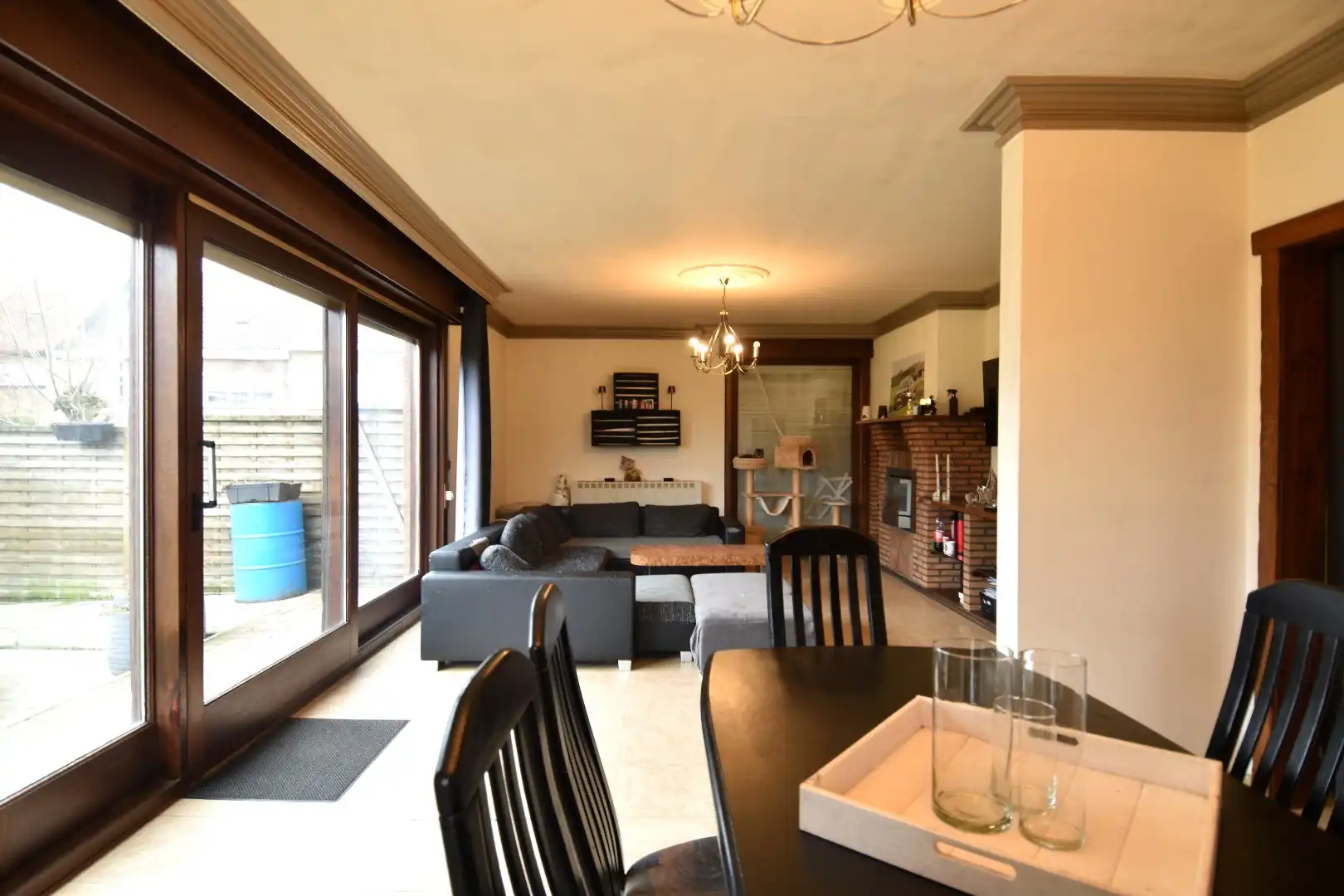 Rustig gelegen gelijkvloerse villa met 3 slaapkamers, dubbele garage en tuin rondom te koop in Ledegem foto 4