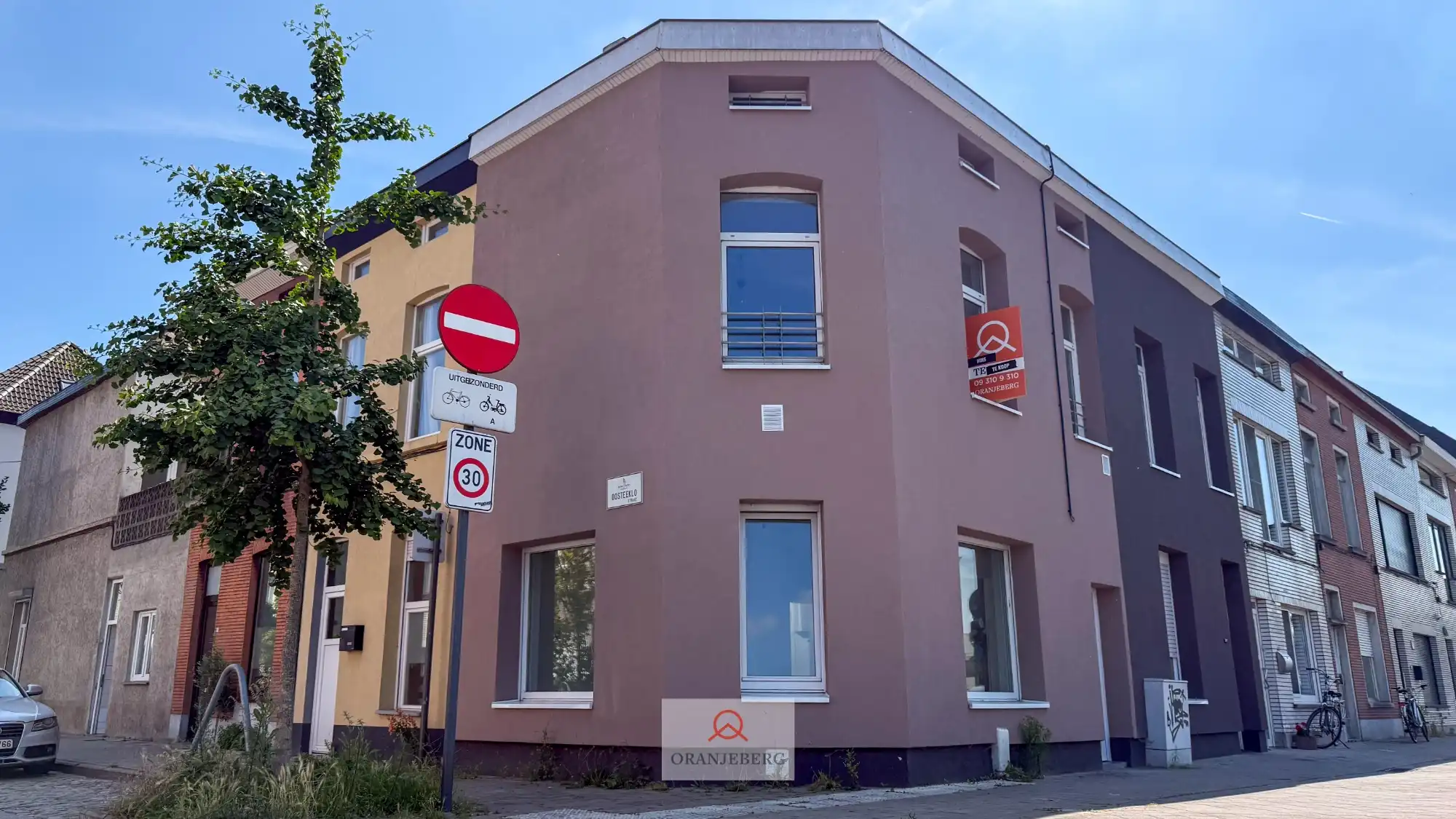 Gerenoveerde lichtrijke hoekwoning aan het water foto {{pictureIndex}}