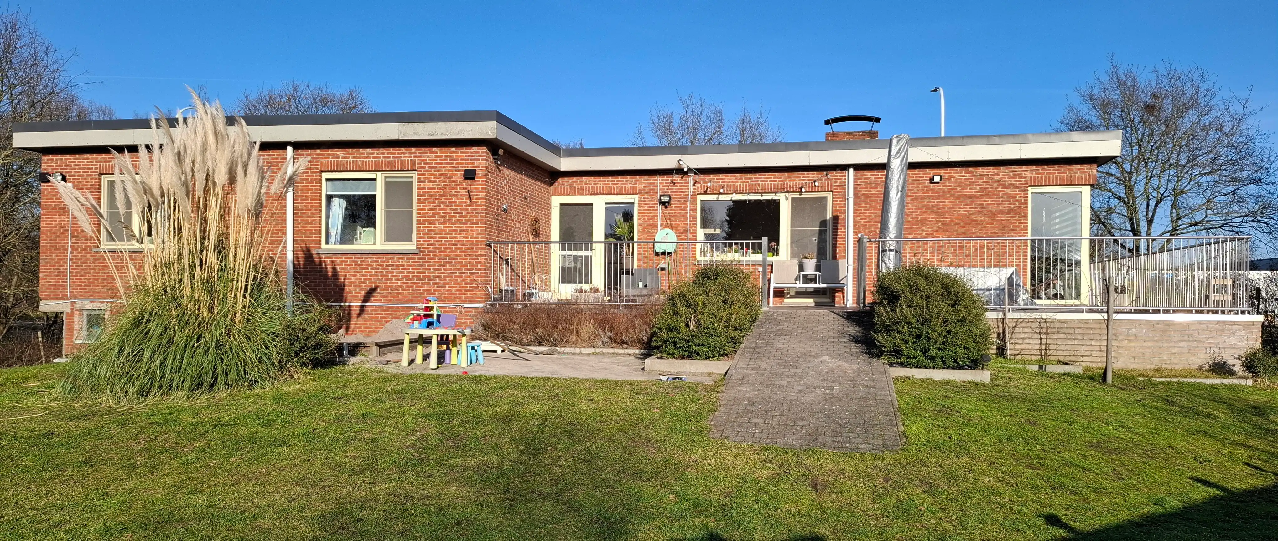 TE KOOP! Jouw instapklaar droomhuis met 5 slaapkamers en een royaal perceel van bijna 28 are in Heusden-Zolder! foto {{pictureIndex}}