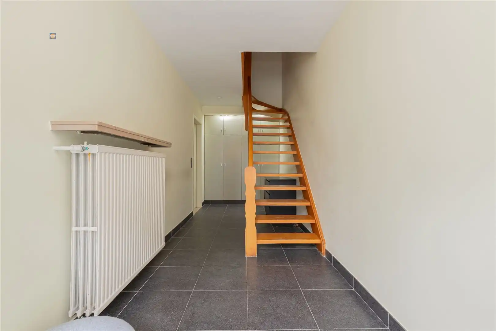 Ruime bel-etage met 3 slaapkamers, grote garage en gezellige tuin foto 2